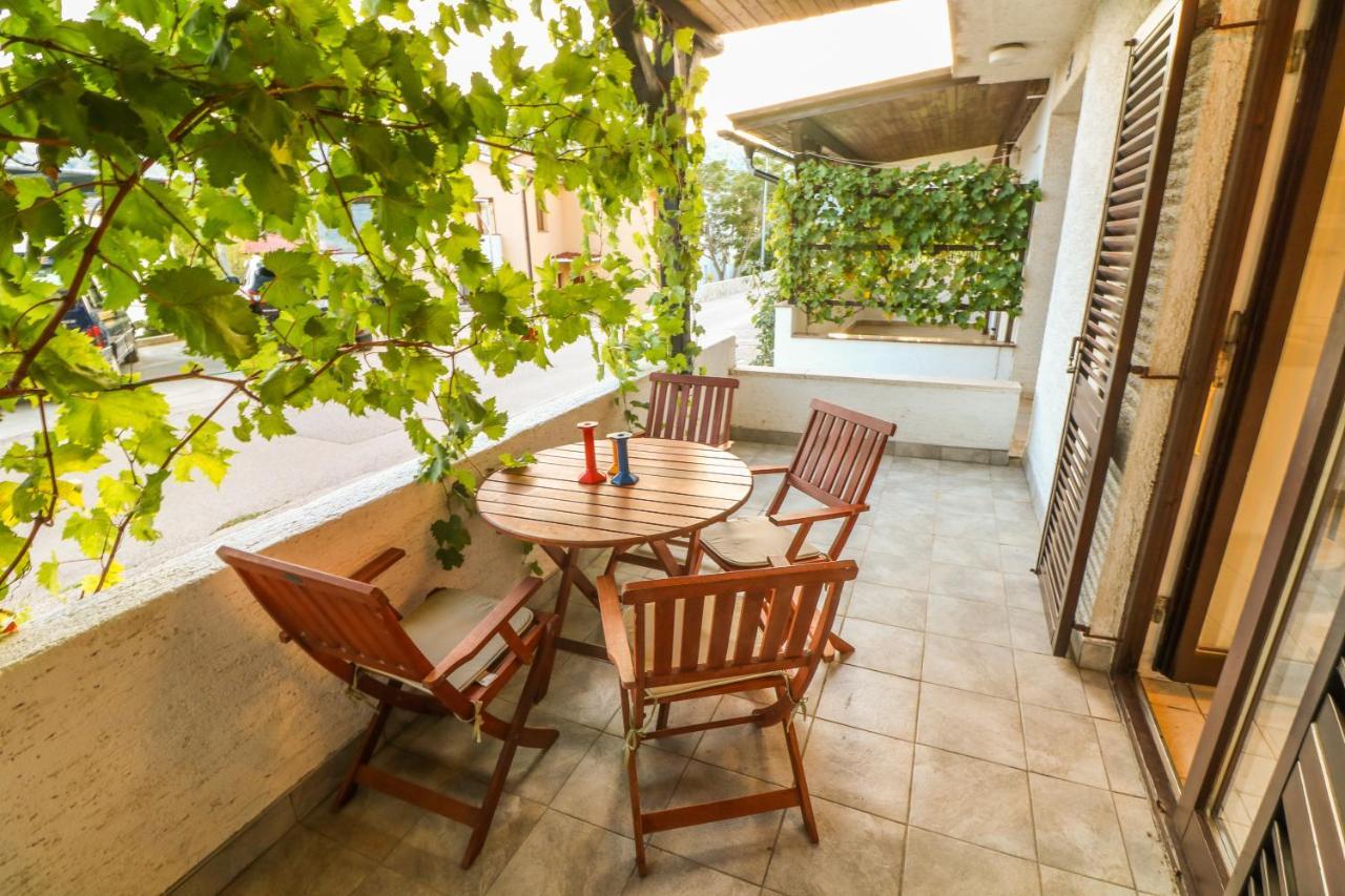Apartments Vladan With Terrace 바슈카 외부 사진